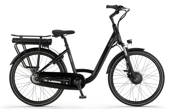 Zwarte e-bike met een e bike voorwielmotor, bagagedrager en accu.
