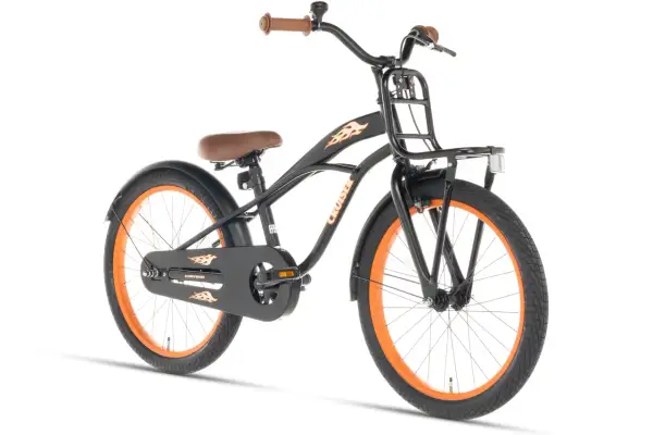 Zwarte beach cruiser met oranje velgen en vlammenprint. Ideaal voor een relaxte rit langs de kust.
