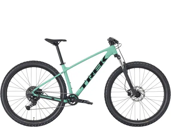 Mintgroene Trek crosshybride fiets met zwarte banden en velgen, klaar voor avontuur.